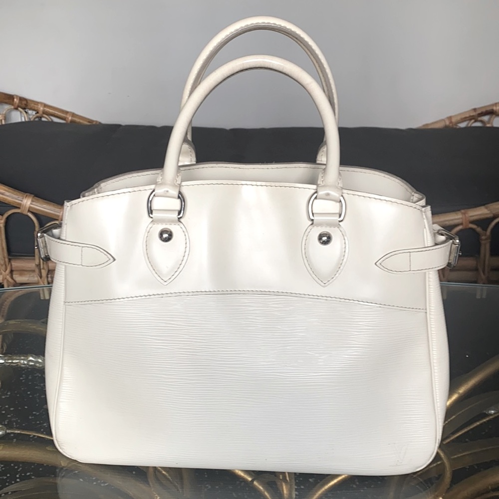 - Louis Vuitton White Epi Leather Passy GM Bag - Picture 2 of 12